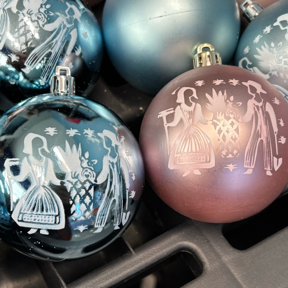 Pyrex inspired Amish Butter print Ornaments
This‎ is for 1 ornament blue or pink